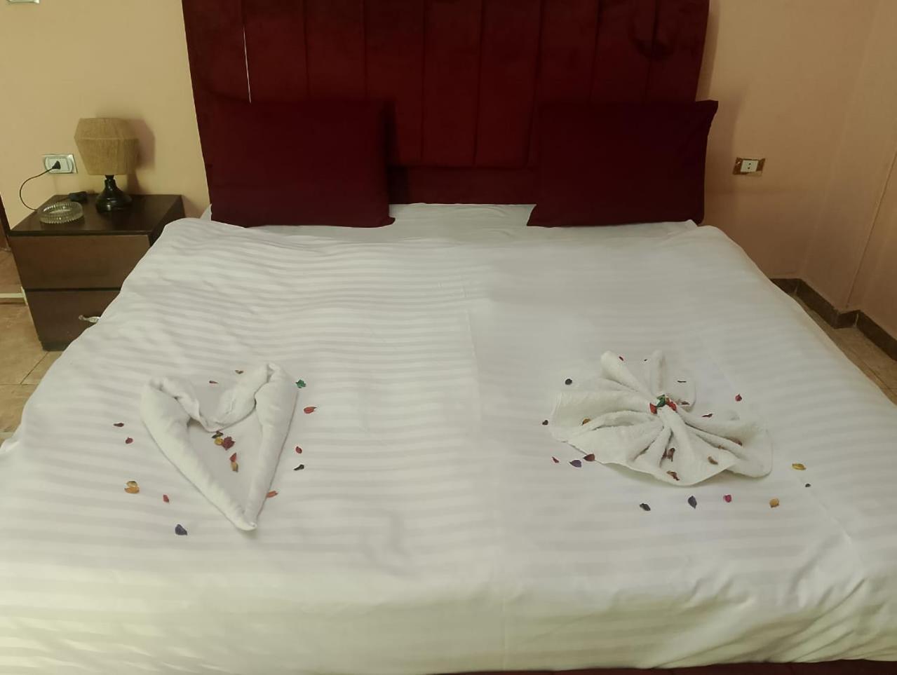 Pyramid Stars Inn Nazlet el-Sîsi Екстериор снимка